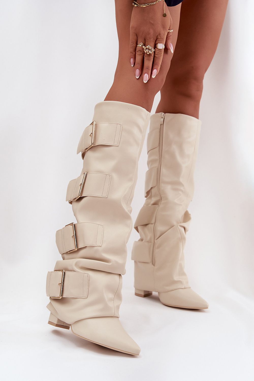 Beige dameslaarzen van imitatieleer met vier gespen en spitse neus – stijlvolle laarzen met blokhak en moderne afwerking.
