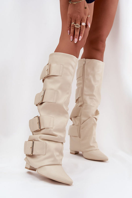 Beige dameslaarzen van imitatieleer met vier gespen en spitse neus – stijlvolle laarzen met blokhak en moderne afwerking.