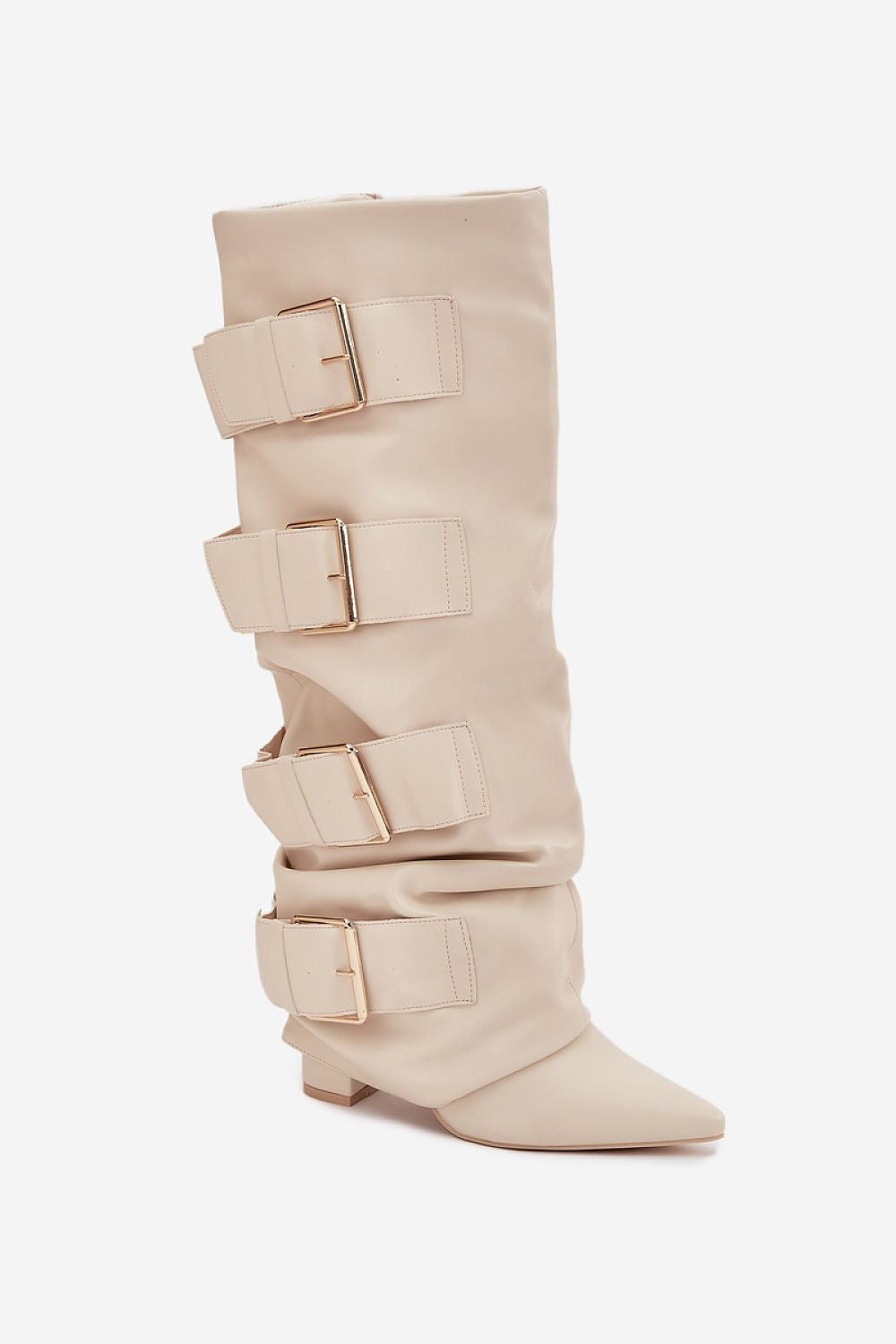 Beige dameslaarzen van imitatieleer met vier gespen en spitse neus – stijlvolle laarzen met blokhak en moderne afwerking.