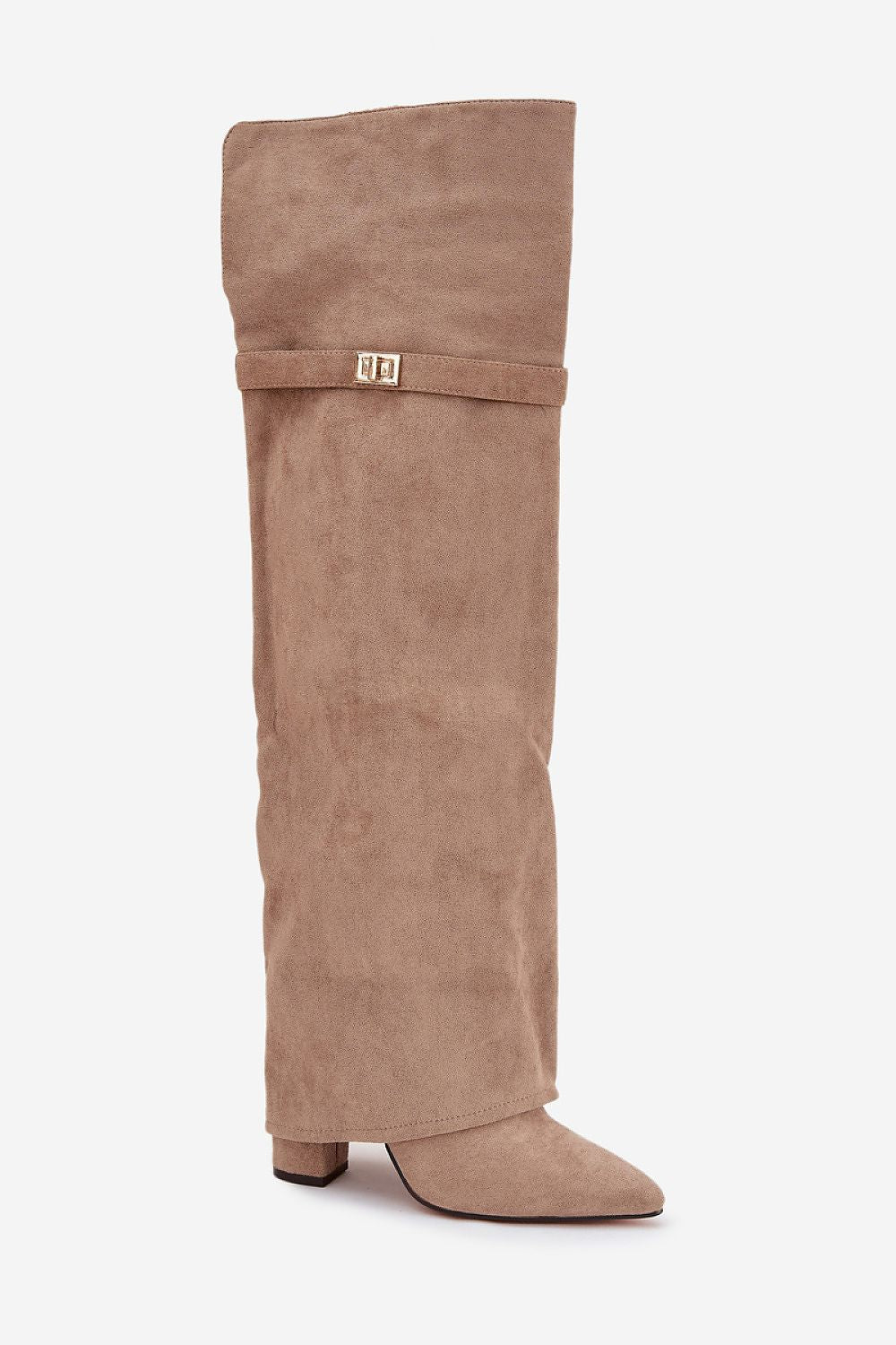 Beige dameslaarzen van imitatiesuède met omgeslagen schacht en goudkleurig detail – elegante laarzen met puntige neus en lage hak.