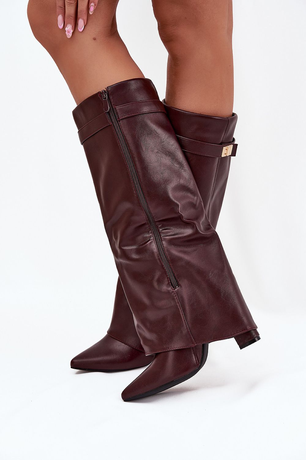 Bordeauxrode dameslaarzen van imitatieleer met omgeslagen schacht, goudkleurig detail en spitse neus – stijlvolle laarzen met blokhak voor elegante outfits.
