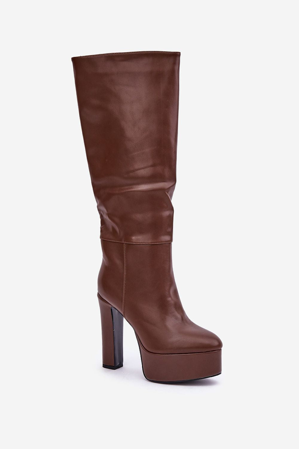 Elegante bruine plateau laarzen van imitatieleer met hoge hak en subtiel gerimpelde schacht – stijlvolle dameslaarzen met platform, perfect voor chique herfst- en winterlooks.