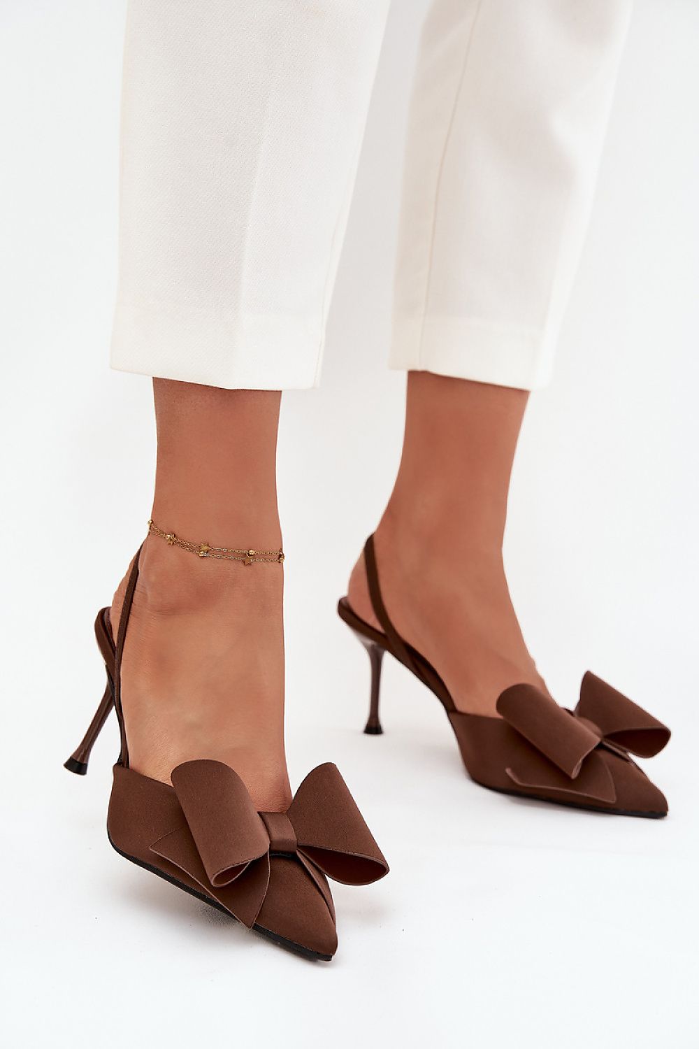 Bruine open hiel pumps met strik en 8 cm hak van Sassymania – elegante hakken voor dames