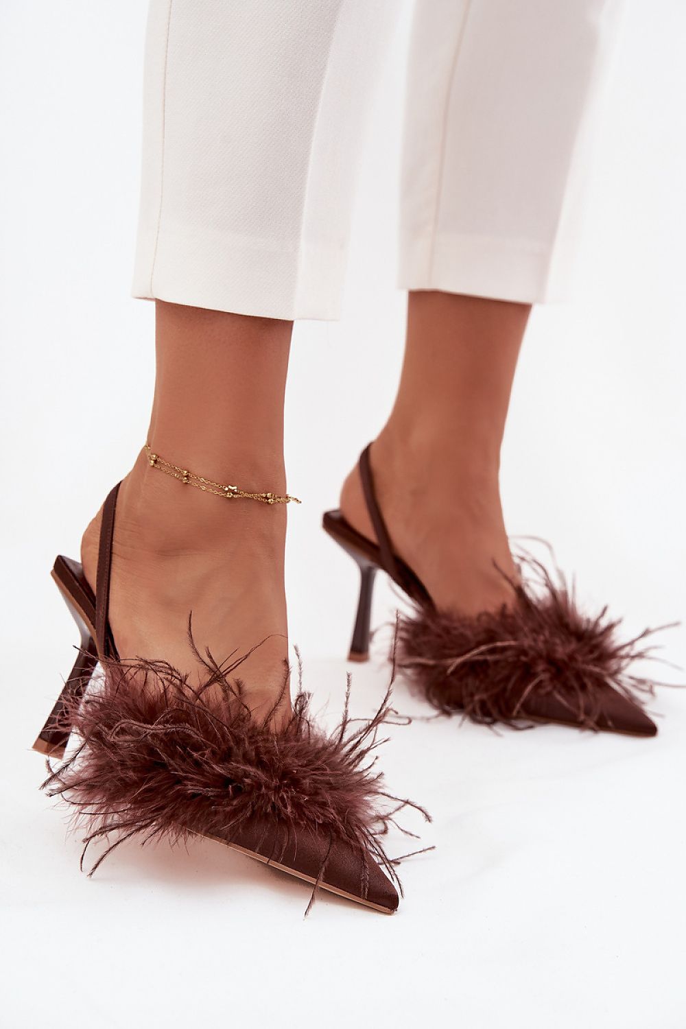 Bruine open hiel pumps met veren en 8,5 cm hak van Sassymania – elegante dameshakken met puntige neus
