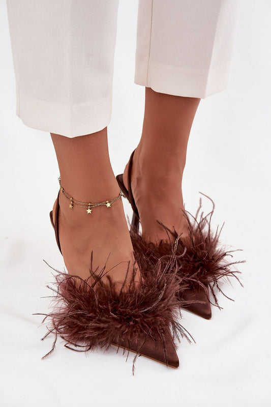 Bruine open hiel pumps met veren en 8,5 cm hak van Sassymania – elegante dameshakken met puntige neus