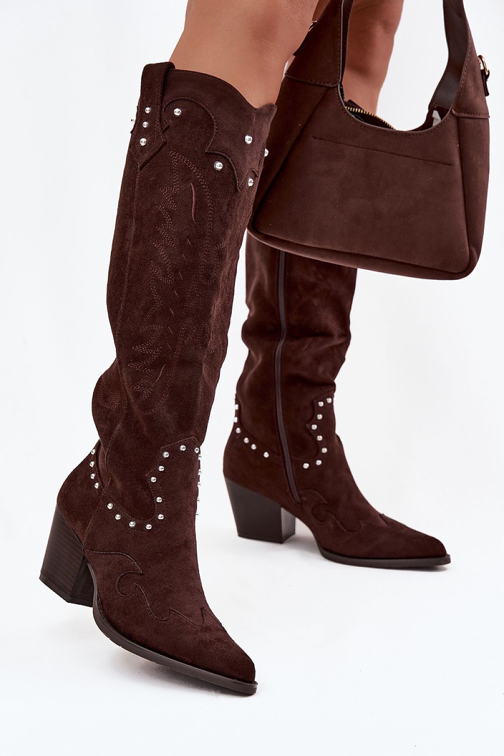 Bruine suède cowboylaarzen met studs en stiksels van Sassymania – stijlvolle western laarzen voor dames