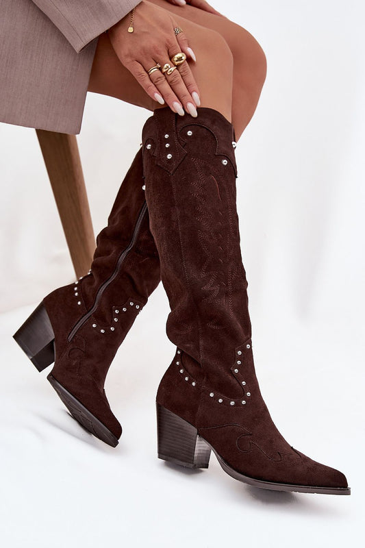Bruine suède cowboylaarzen met studs en stiksels van Sassymania – stijlvolle western laarzen voor dames
