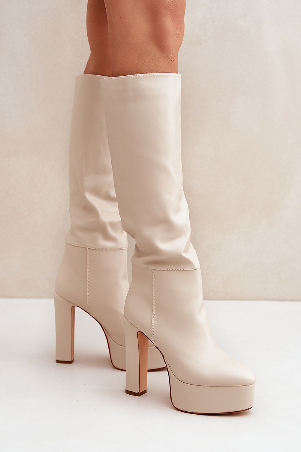 Elegante ecru plateau laarzen van imitatieleer met hoge hak en subtiel gerimpelde schacht – stijlvolle dameslaarzen met platform, ideaal voor chique en moderne winterlooks.