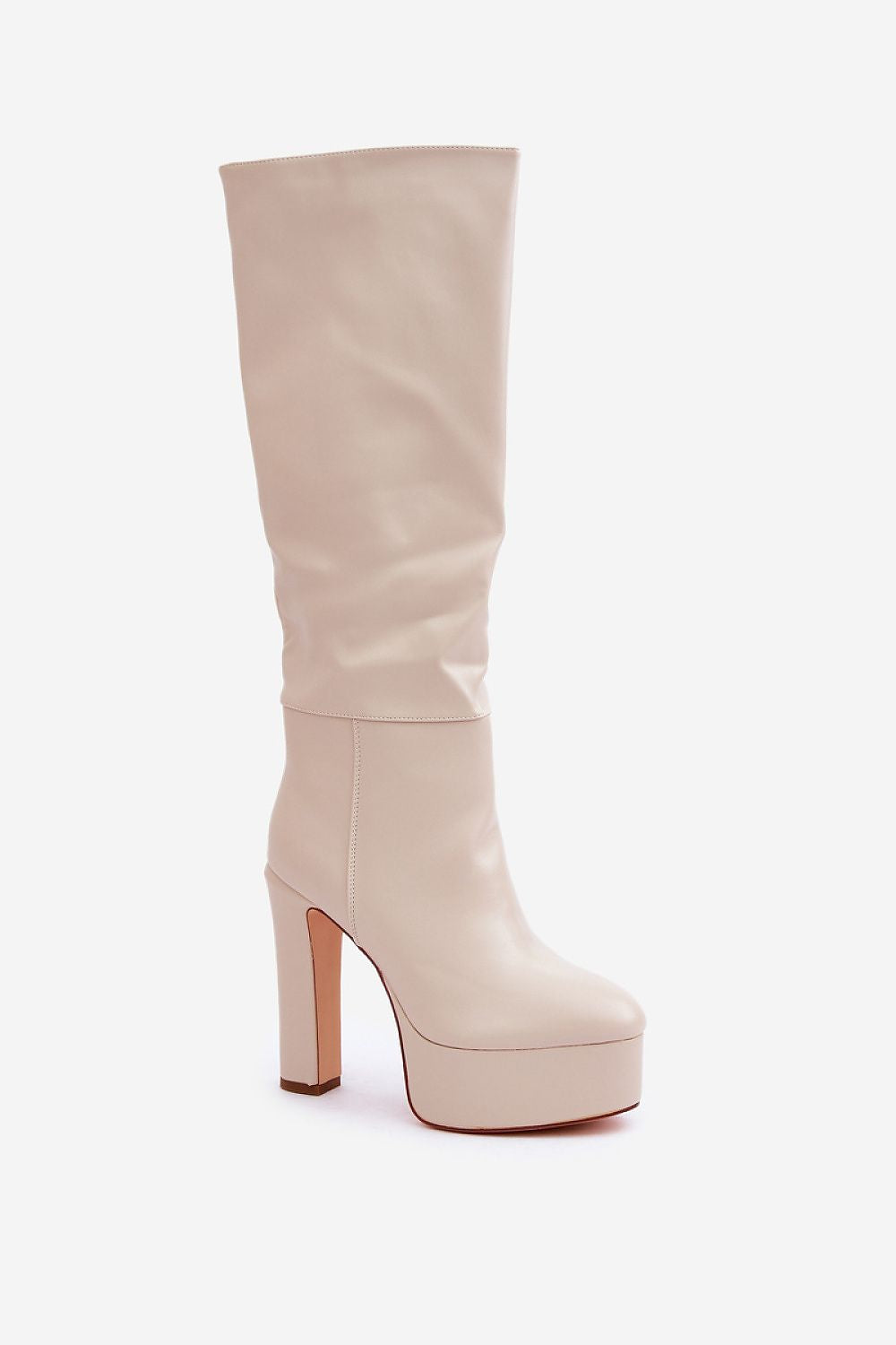 Elegante ecru plateau laarzen van imitatieleer met hoge hak en subtiel gerimpelde schacht – stijlvolle dameslaarzen met platform, ideaal voor chique en moderne winterlooks.
