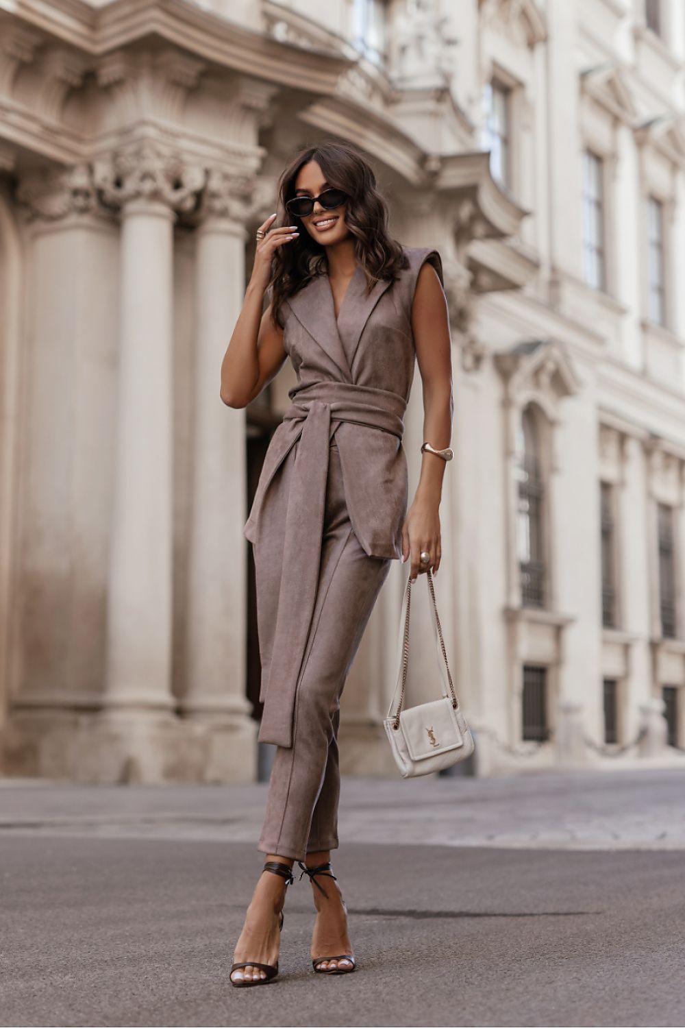 Volledige outfit met mocha suède look gilet en stijlvolle pantalon, moderne city chic look van Sassymania.nl