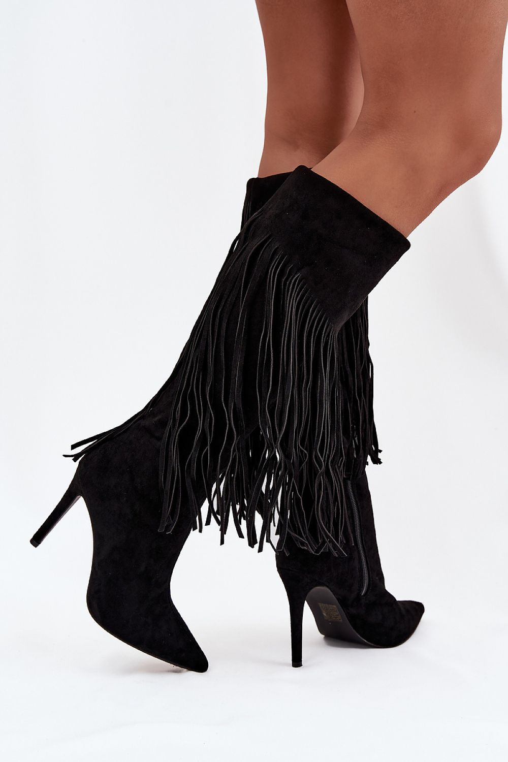 Zwarte dameslaarzen van imitatiesuède met franjes en slanke hak – elegante boho laarzen met spitse neus.