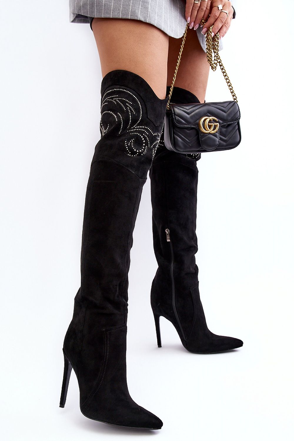 Elegante zwarte overknee laarzen van eco-suède met naaldhak, stikseldetails en fonkelende strassteentjes – stijlvolle hoge dameslaarzen met puntige neus, perfect voor jurken of rokken.