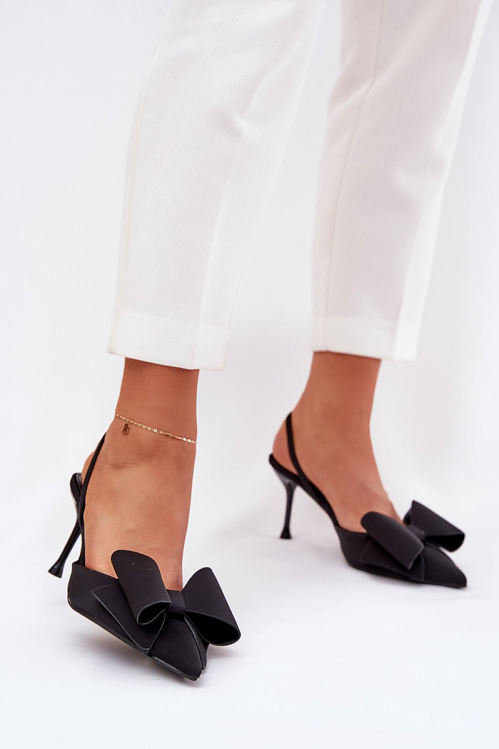 Zwarte open hiel pumps met strik en 8 cm hak van Sassymania – elegante satijnen naaldhakken voor dames