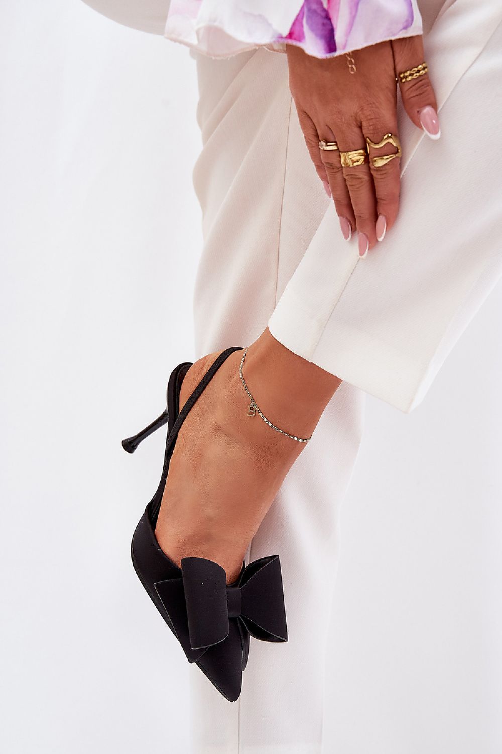 Zwarte open hiel pumps met strik en 8 cm hak van Sassymania – elegante satijnen naaldhakken voor dames