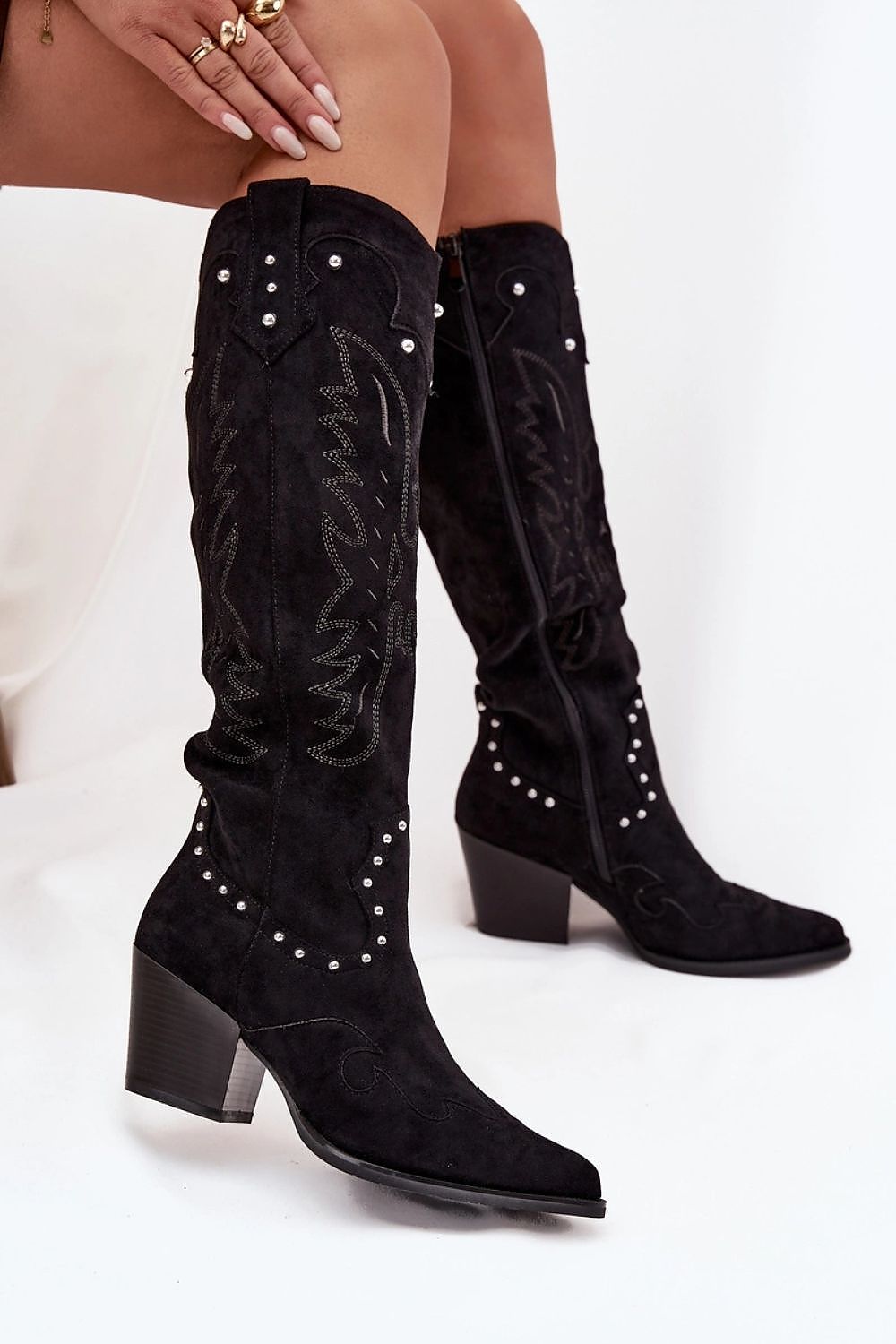 Zwarte suède cowboylaarzen met studs en stiksels van Sassymania – trendy western laarzen voor dames