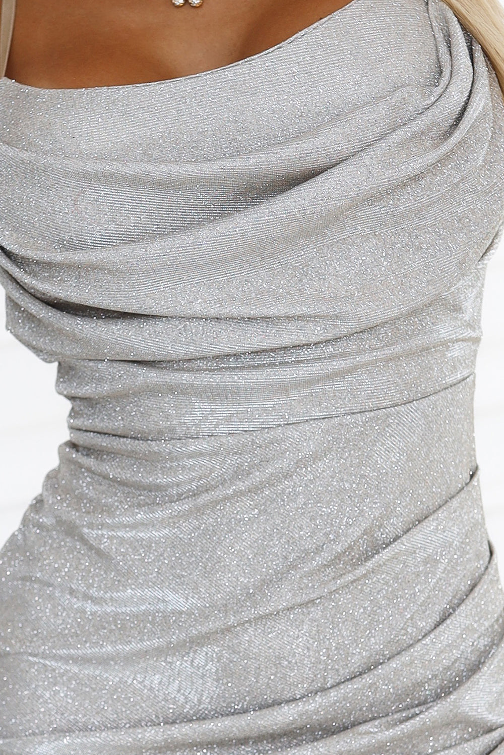 Champagnerfarbenes Éclat-Kleid mit Wasserfallausschnitt