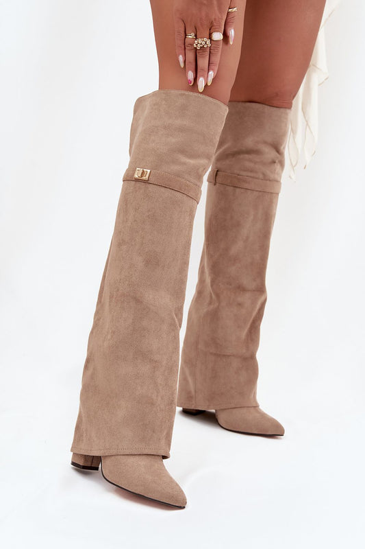 Beige dameslaarzen van imitatiesuède met omgeslagen schacht en goudkleurig detail – elegante laarzen met puntige neus en lage hak.