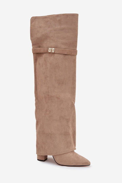 Beige dameslaarzen van imitatiesuède met omgeslagen schacht en goudkleurig detail – elegante laarzen met puntige neus en lage hak.