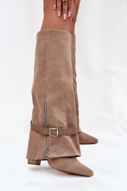 Beige dameslaarzen van imitatie-suède met rits en riem – elegante laarzen met puntige neus en blokhak.