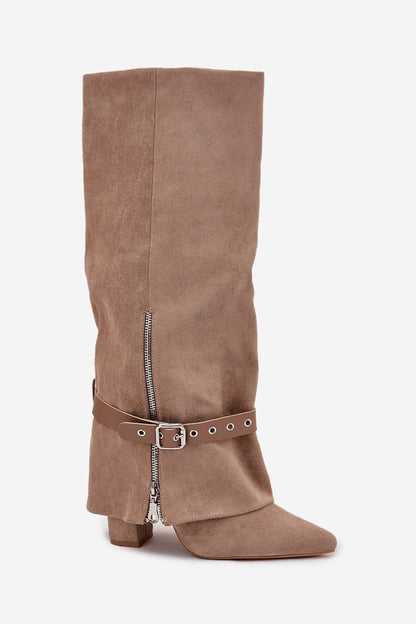 Beige dameslaarzen van imitatie-suède met rits en riem – elegante laarzen met puntige neus en blokhak.