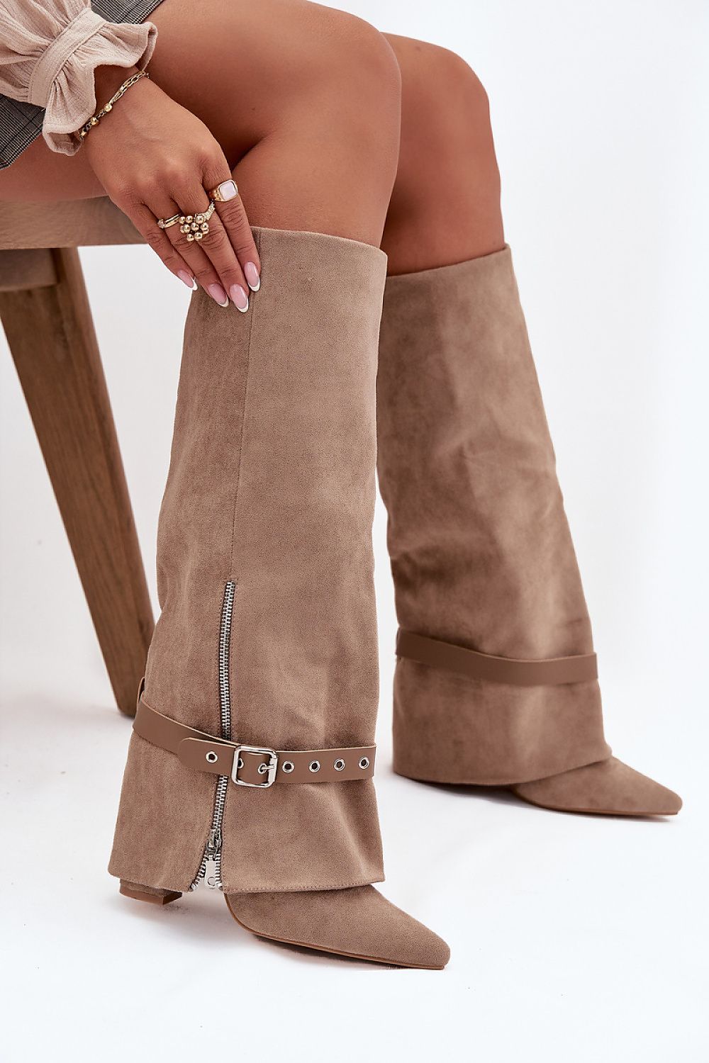Beige dameslaarzen van imitatie-suède met rits en riem – elegante laarzen met puntige neus en blokhak.