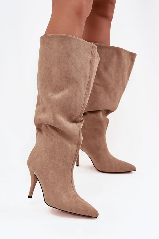 Beige suède laarzen met slanke hak en losse schacht van Sassymania – elegante hoge laarzen voor dames