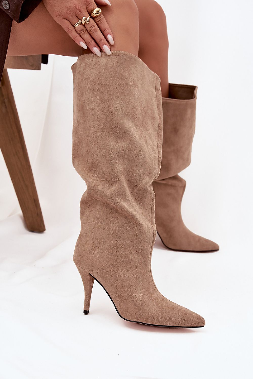 Beige suède laarzen met slanke hak en losse schacht van Sassymania – elegante hoge laarzen voor dames 