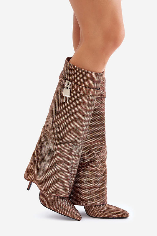 Glamoureuze bronzen laarzen met strassteentjes, omgeslagen schacht en puntige neus op een hoge naaldhak – luxe dameslaarzen die elke feestelijke outfit laten schitteren.