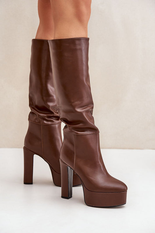 Elegante bruine plateau laarzen van imitatieleer met hoge hak en subtiel gerimpelde schacht – stijlvolle dameslaarzen met platform, perfect voor chique herfst- en winterlooks.