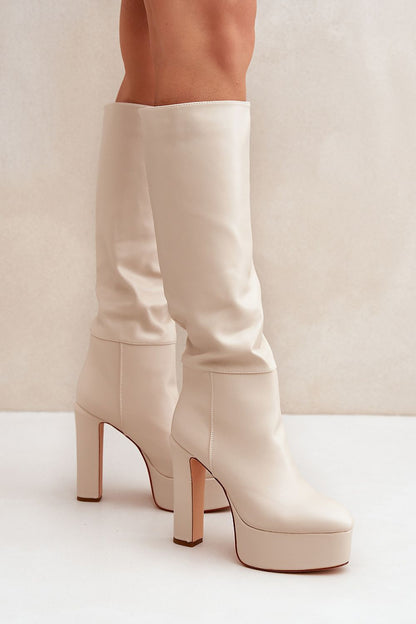 Elegante ecru plateau laarzen van imitatieleer met hoge hak en subtiel gerimpelde schacht – stijlvolle dameslaarzen met platform, ideaal voor chique en moderne winterlooks.