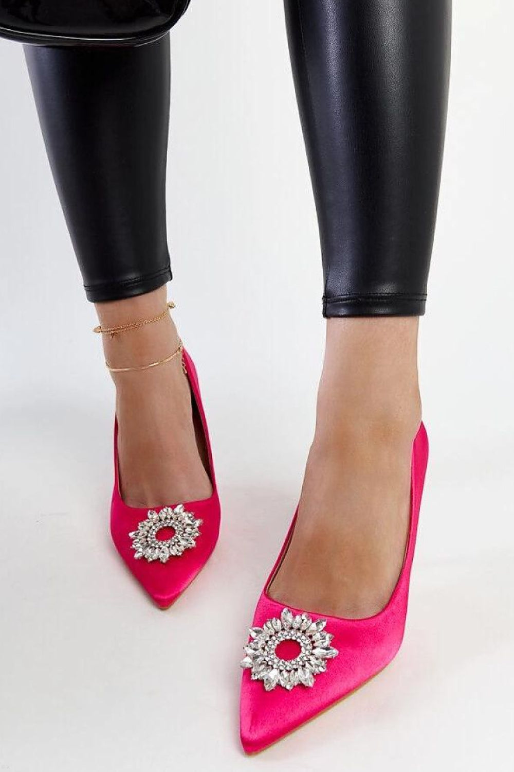 Fuchsia satijnen pumps met zirkonia en 8,5 cm hak van Sassymania – elegante naaldhakken voor dames