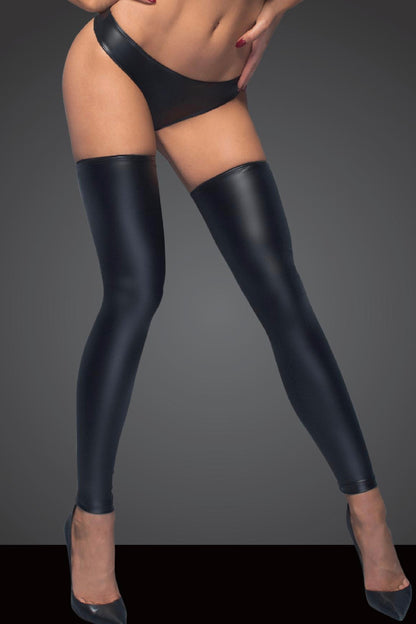 Wetlook-Strümpfe und String mit Reißverschluss von B#tch