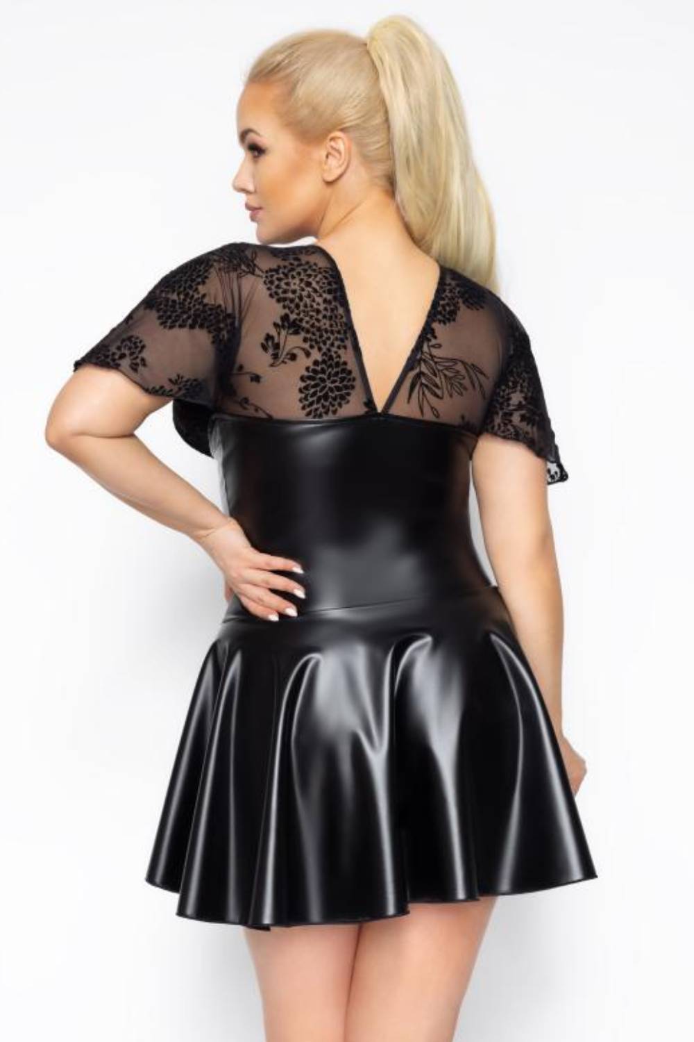 Ausgestelltes Minikleid im Wetlook in Übergröße