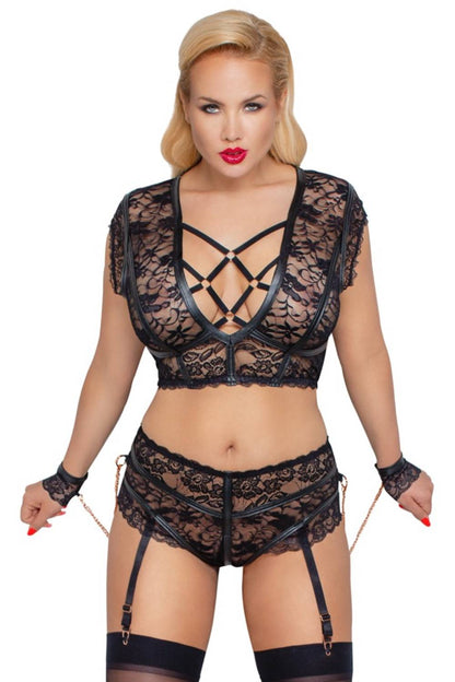 Plus size bra and lace panties