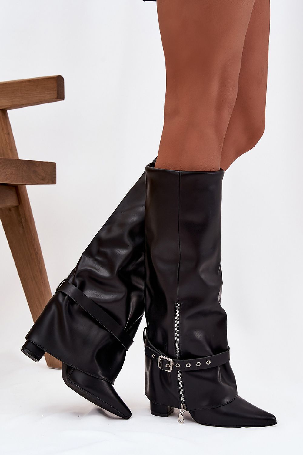 Zwarte dameslaarzen van imitatieleer met rits en riem – elegante Noir Riemlaarzen met spitse neus en hak.