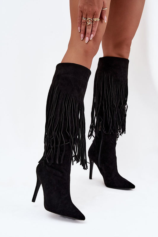 Zwarte dameslaarzen van imitatiesuède met franjes en slanke hak – elegante boho laarzen met spitse neus.