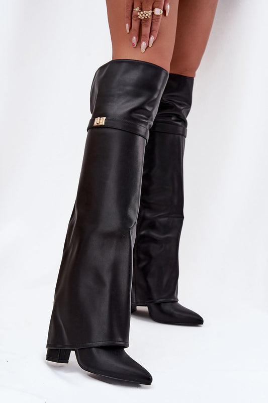 Zwarte dameslaarzen van imitatieleer met omgeslagen schacht en goudkleurig detail – elegante hoge laarzen met spitse neus en hak.