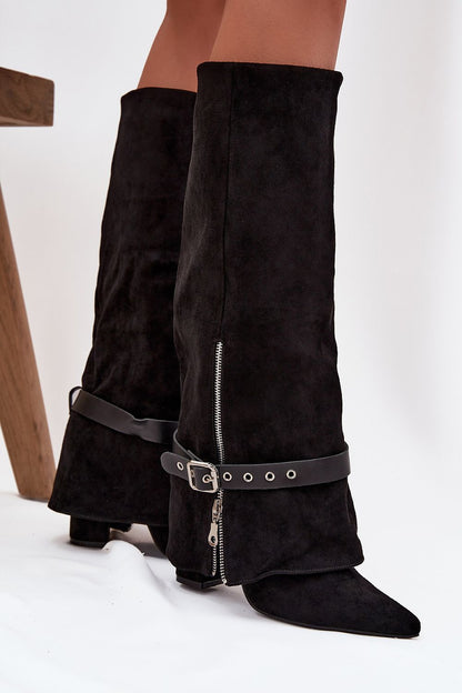 Zwarte dameslaarzen van imitatie-suède met riem, rits en blokhak – elegante hoge laarzen met puntige neus.