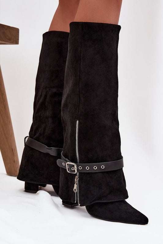 Zwarte dameslaarzen van imitatie-suède met riem, rits en blokhak – elegante hoge laarzen met puntige neus.