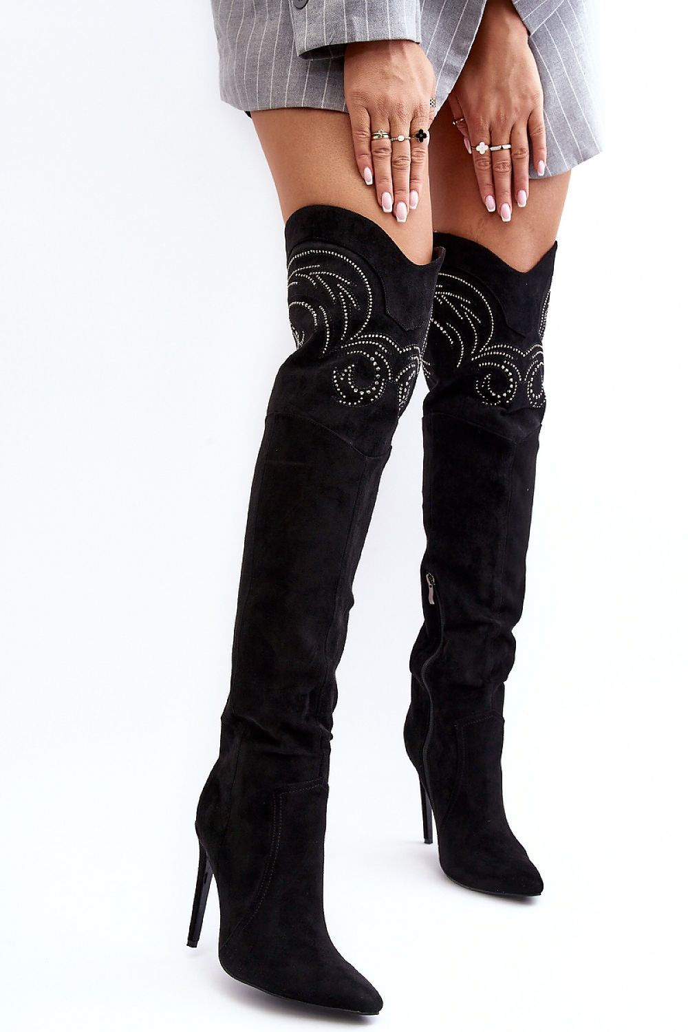  Elegante zwarte overknee laarzen van eco-suède met naaldhak, stikseldetails en fonkelende strassteentjes – stijlvolle hoge dameslaarzen met puntige neus, perfect voor jurken of rokken.