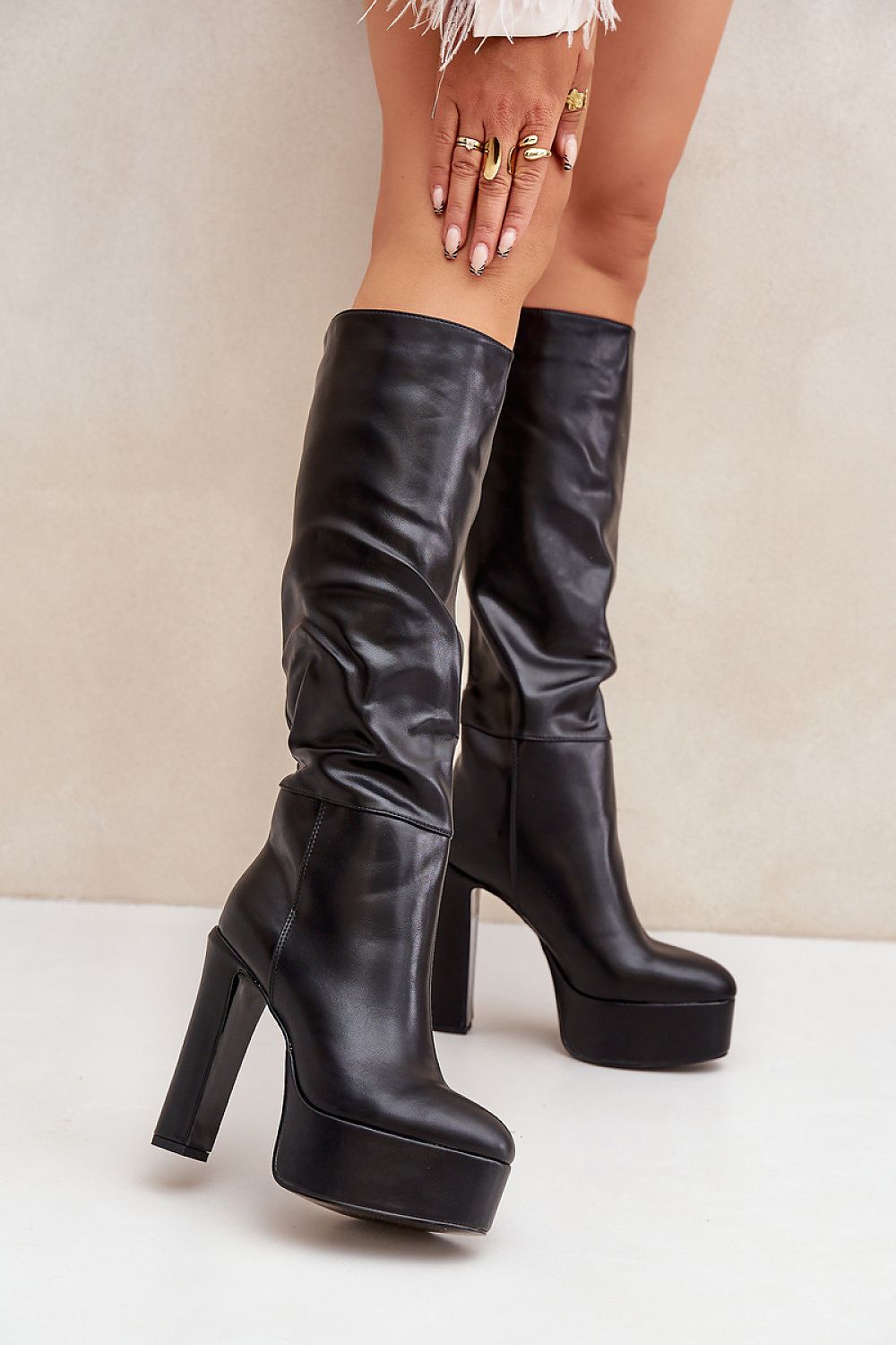 Elegante zwarte plateau laarzen van imitatieleer met hoge hak en subtiel gerimpelde schacht – stijlvolle dameslaarzen met platform, perfect voor moderne winterlooks.