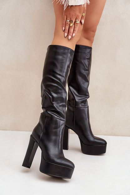 Elegante zwarte plateau laarzen van imitatieleer met hoge hak en subtiel gerimpelde schacht – stijlvolle dameslaarzen met platform, perfect voor moderne winterlooks.