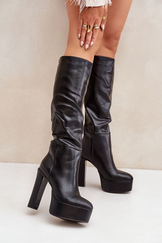Elegante zwarte plateau laarzen van imitatieleer met hoge hak en subtiel gerimpelde schacht – stijlvolle dameslaarzen met platform, perfect voor moderne winterlooks.