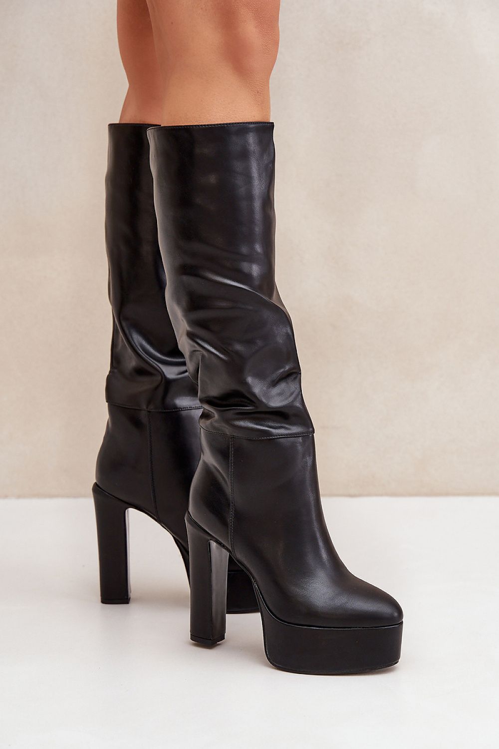 Elegante zwarte plateau laarzen van imitatieleer met hoge hak en subtiel gerimpelde schacht – stijlvolle dameslaarzen met platform, perfect voor moderne winterlooks.
