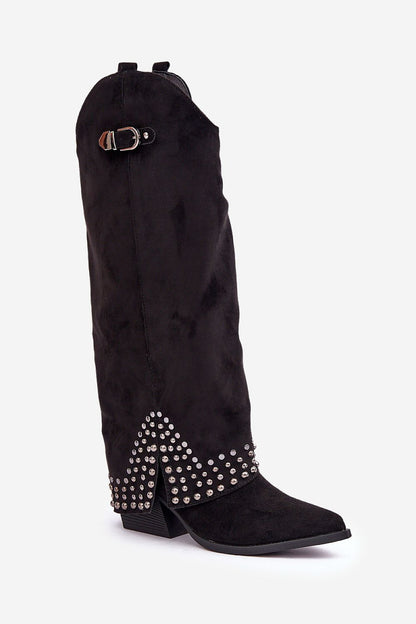 Elegante zwarte suède laarzen met omgeslagen schacht, studs en gespdetail – trendy dameslaarzen in westernstijl met puntige neus en lage hak.