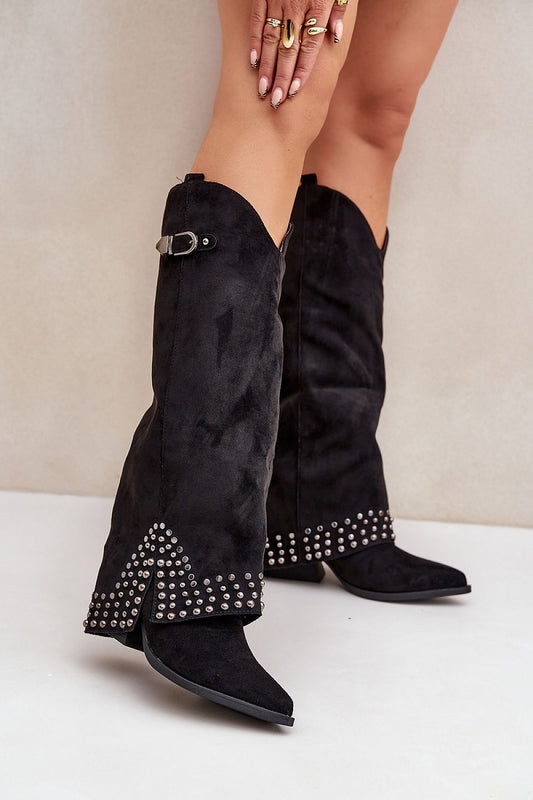 Elegante zwarte suède laarzen met omgeslagen schacht, studs en gespdetail – trendy dameslaarzen in westernstijl met puntige neus en lage hak.