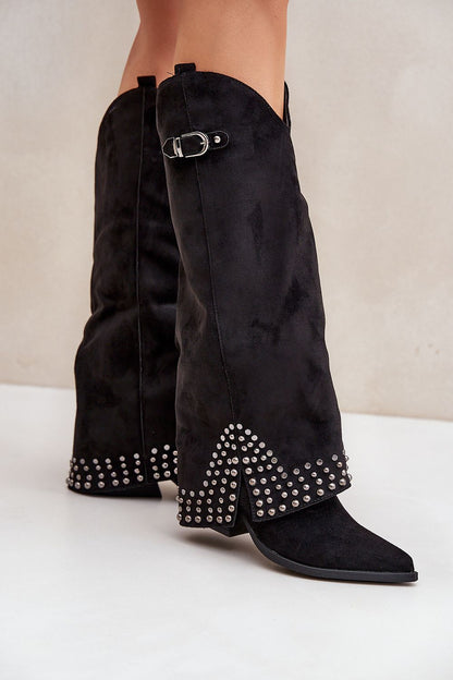 Elegante zwarte suède laarzen met omgeslagen schacht, studs en gespdetail – trendy dameslaarzen in westernstijl met puntige neus en lage hak.
