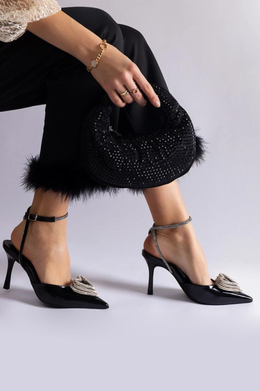 Zwarte Sassymania slingback pumps van imitatieleer met zirkonia-details, open hiel en 7 cm hak.