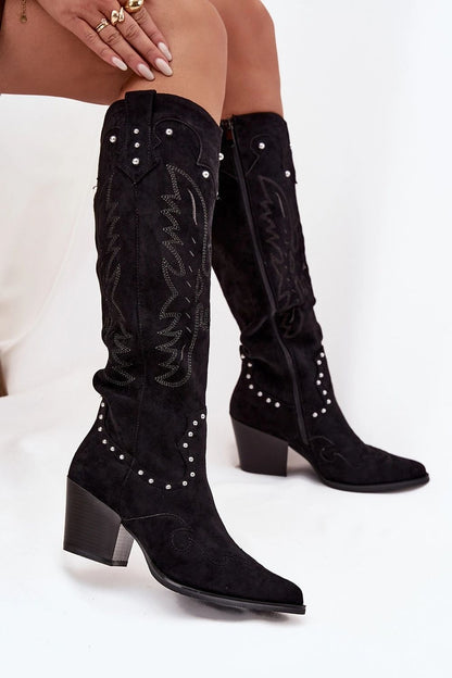 Zwarte suède cowboylaarzen met studs en stiksels van Sassymania – trendy western laarzen voor dames