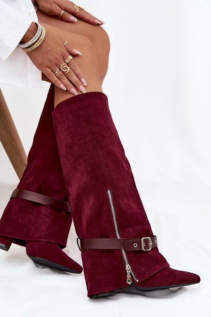 Bordeauxrode dameslaarzen van imitatiesuède met riem, rits en blokhak – elegante hoge laarzen met puntige neus. 